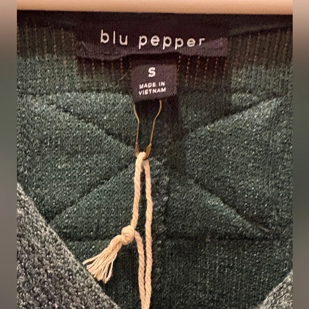 NWT Blu Pepper Split Neck Raglan Top - Picture 4 of 16